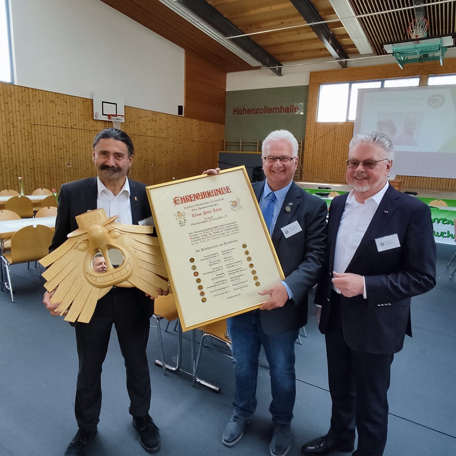 Bild zum Beitrag Große Ehrung für den Ehrennarrenmeister Kläusi Klein des VON an der ARGE Tagung am 22.04.2023 in Frohnstetten.